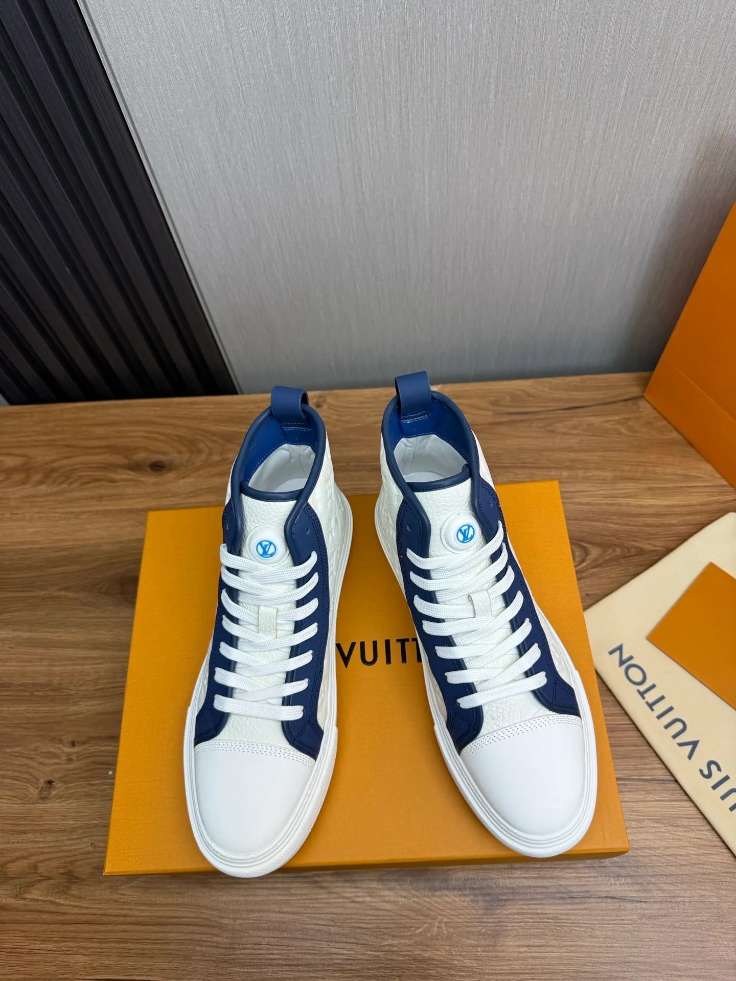 Men's shoes 💰840💰 LOUIS VUITTON [Luden Yiwei] The new trendy Lv is on the market 🎁, casual and fashionable men's shoes 👟 1:1 shipment ⬆️The upper is made of imported cowhide + cowhide mesh lining, the original wear-resistant rubber outsole, the version is simple and elegant, exclusive for trendy men. 38-45 (38.45 is non-refundable if made to order)